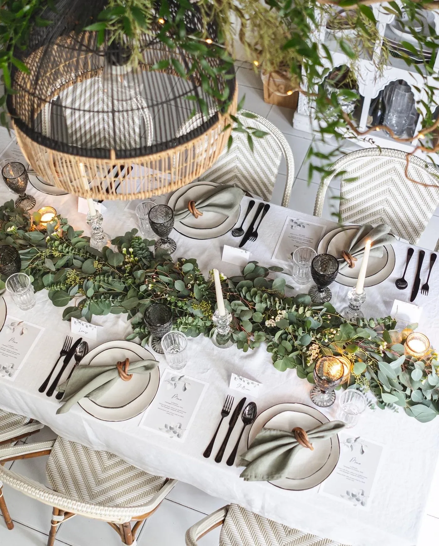 Crisp white and green banquet tablescape